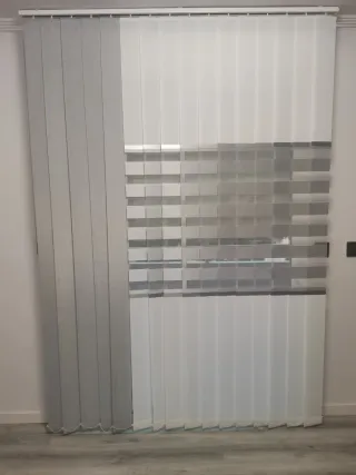 Tenda a pannello scorrevole grigio e bianco