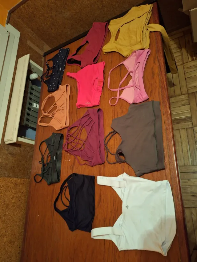 Top sportivi da donna in vari colori. Taglia S