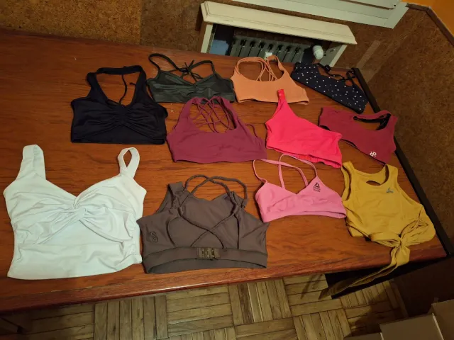 Top sportivi da donna in vari colori. Taglia S