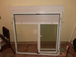 Ventana con persiana enrollable