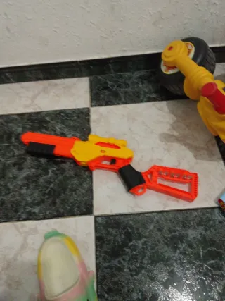 Pistola de juguete naranja y amarilla