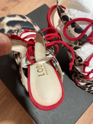 Zapatos Lodi tacón leopardo y rojo