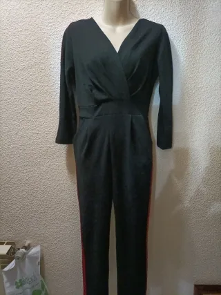 Mono negro con detalles rojos