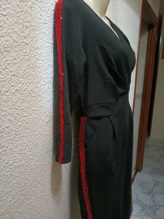 Mono negro con detalles rojos
