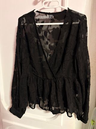 Blusa SHEIN negra floral transparente