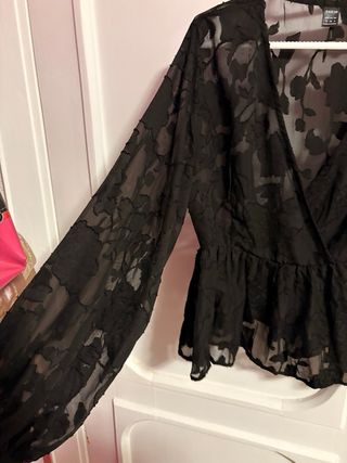 Blusa SHEIN negra floral transparente
