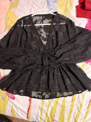Blusa SHEIN negra floral transparente