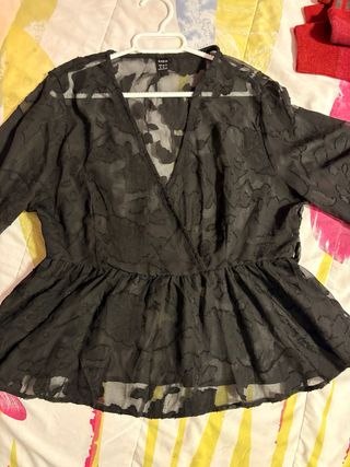 Blusa SHEIN negra floral transparente