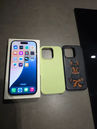 iPhone 15 Pro con 2 custodie