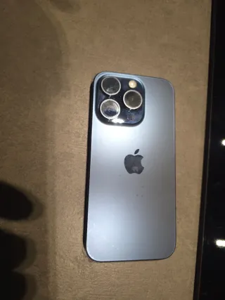 iPhone 15 Pro con 2 custodie