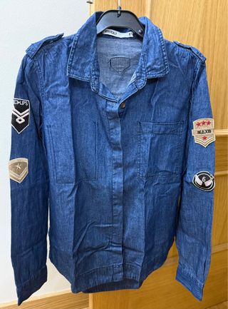 Camisa vaquera azul con parches
