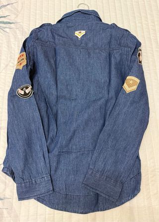Camisa vaquera azul con parches