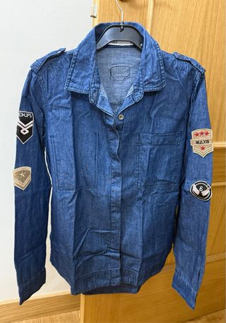 Camisa vaquera azul con parches