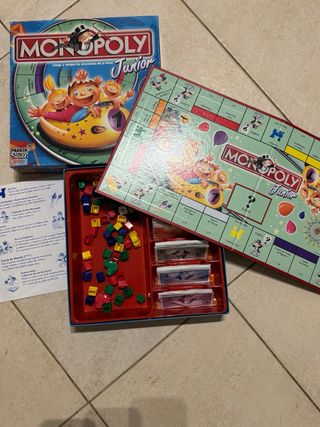 Monopoly Junior Juega y compra las atracciones
