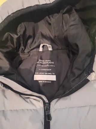 Abrigo acolchado gris con capucha