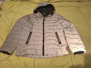 Abrigo acolchado gris con capucha