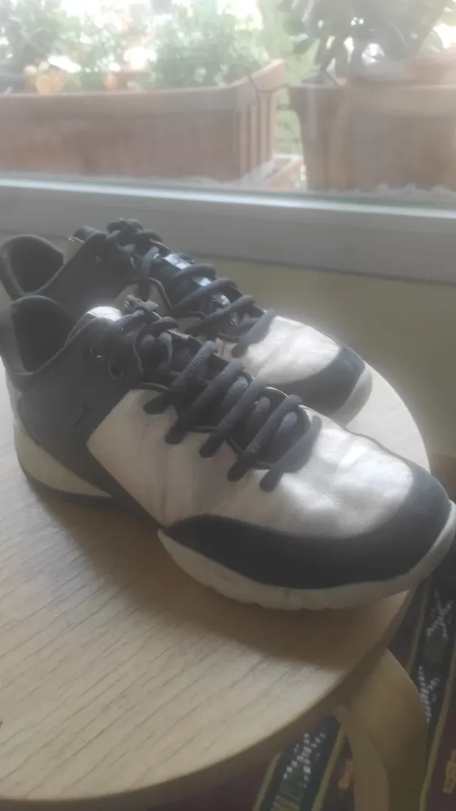 Zapatillas Geox Negras y Blancas