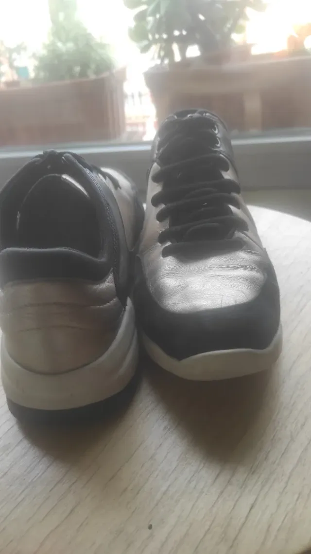 Zapatillas Geox Negras y Blancas