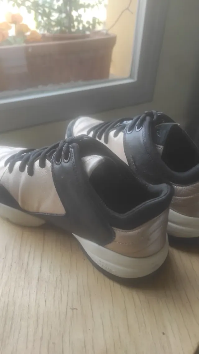 Zapatillas Geox Negras y Blancas