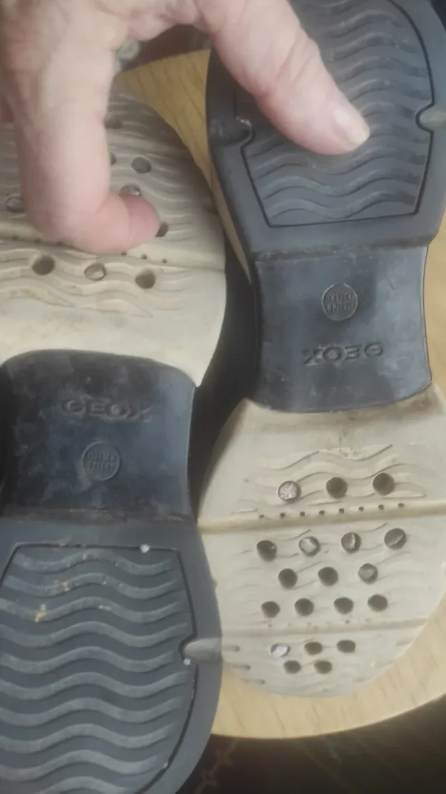 Zapatillas Geox Negras y Blancas