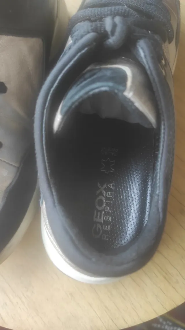 Zapatillas Geox Negras y Blancas