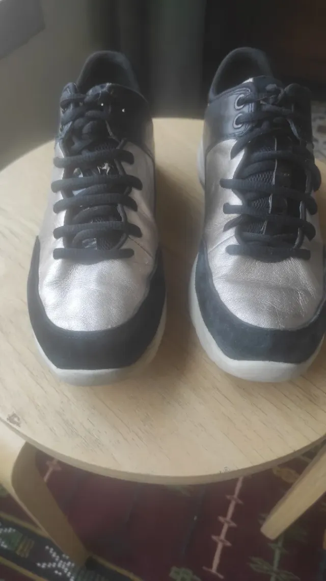 Zapatillas Geox Negras y Blancas