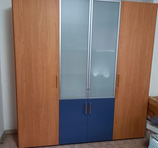 Armadio con vetrina centrale legno e blu