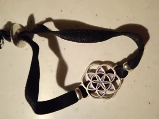 Pulsera negra con diseño de flor de la vida