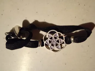 Pulsera negra con diseño de flor de la vida