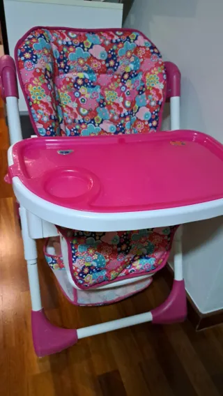 Trona infantil con estampado floral