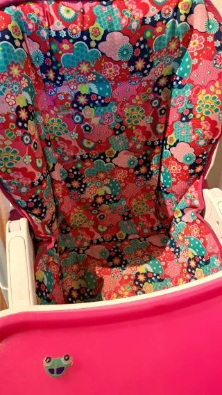 Trona infantil con estampado floral