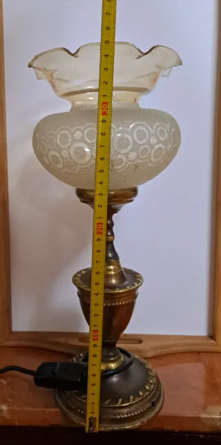 Lámpara de mesa dorada y transparente