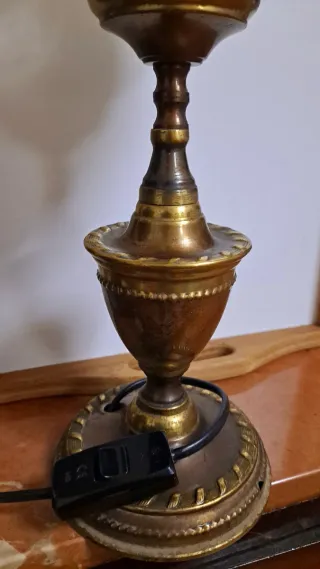 Lámpara de mesa dorada y transparente