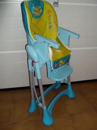 Trona de bebé azul y verde con dibujos