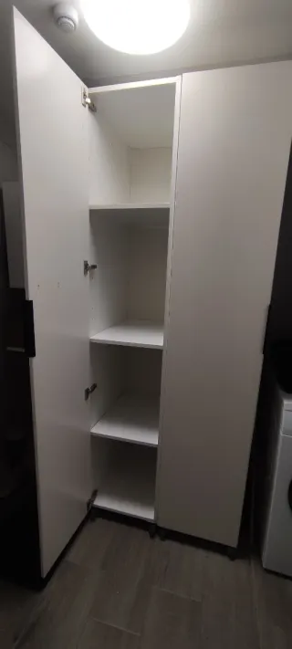 Armario Metod Ikea con tiradores y ruedas