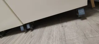 Armario Metod Ikea con tiradores y ruedas