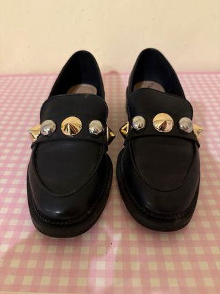 Mocassini neri con borchie oro e argento