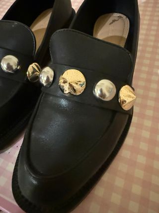 Mocassini neri con borchie oro e argento