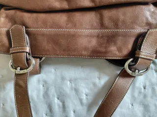 Bolso de piel marrón