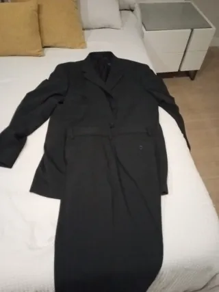 Traje azul marino con ralla diplomática