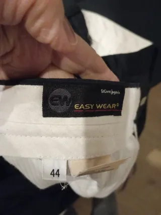 Traje azul marino con ralla diplomática