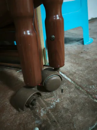 Cuna de madera con diseño infantil