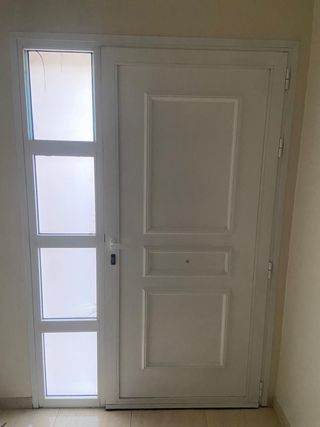 Puerta de entrada con fijo lateral