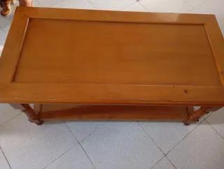 Mesa baja de madera con estante