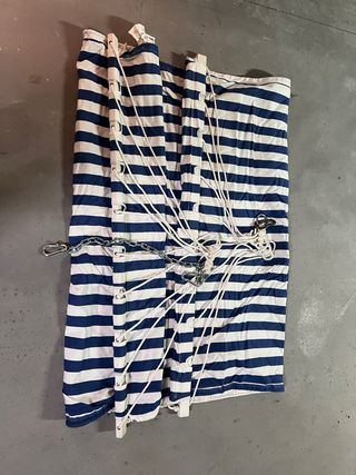 Hamaca de tela a rayas azul y blanca