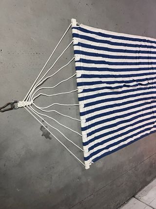 Hamaca de tela a rayas azul y blanca