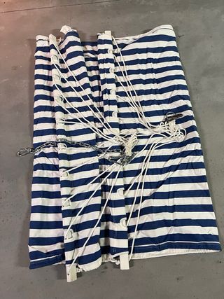 Hamaca de tela a rayas azul y blanca