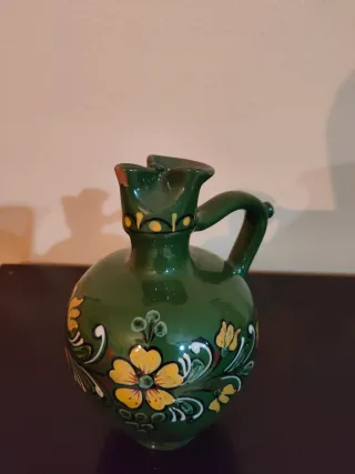 Jarra de cerámica húngara antigua