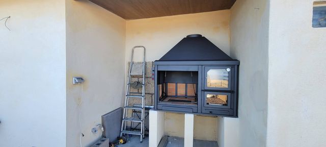 Griglie BARBACOA su misura in legno e carbone, griglie argentine, camini e stufe a legna, forni