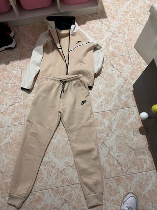 Chándal Nike niño beige y blanco talla 14